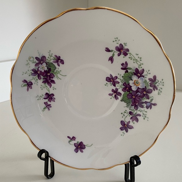 EUC VTG ROYAL ASCOT BONE CHINA TEACUP AND SAUCER IN PURPLE VIOLETS DESIGN - Picture 2 of 7